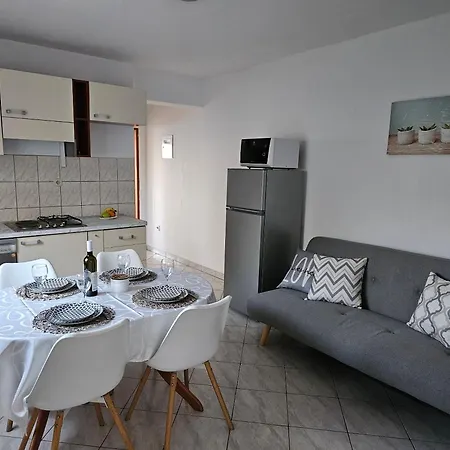 Sea And Pine Daire *